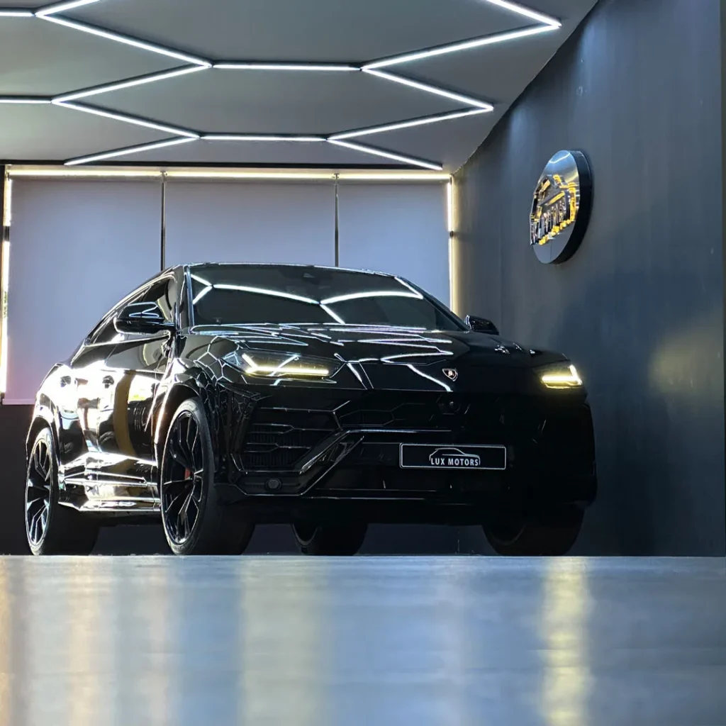 Rent Lamborghini Urus black in Dubai